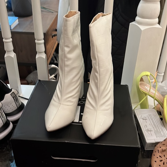 Snakeskin white patent booties - Picture 2 of 3